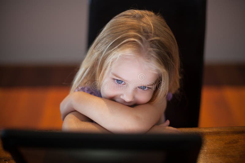 Tecnologia e crianças imagens de stock royalty free