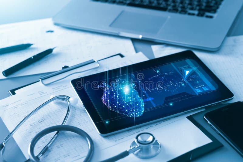 Tecnologia e sanità, tablet cardiologo e analisi delle malattie cardiache su schermo e stetoscopio