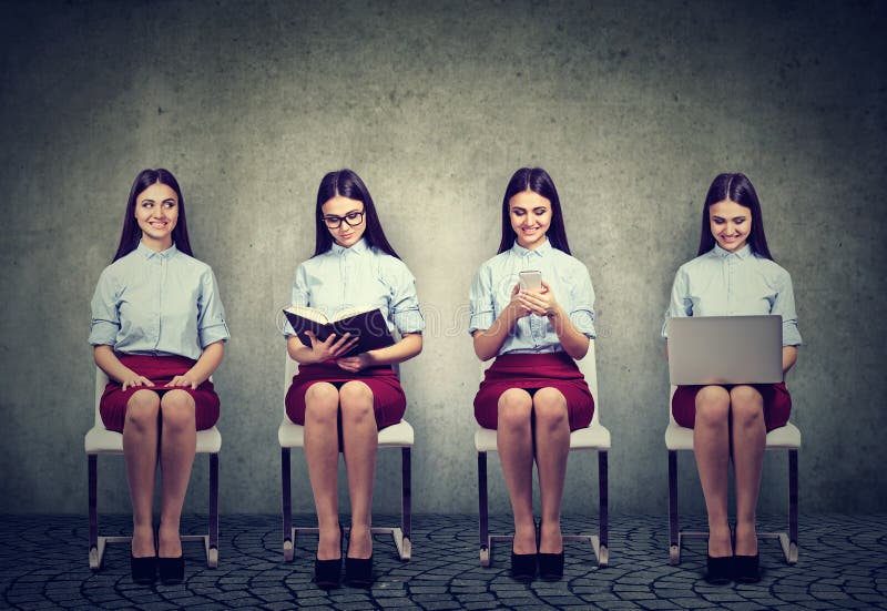 Tecnologia moderna contra fontes de informação tradicionais Mulheres com livro, portátil e telefone celular foto de stock Tecnologia moderna contra fontes de informação tradicionais Mulheres com livro, portátil e telefone celular foto de stock