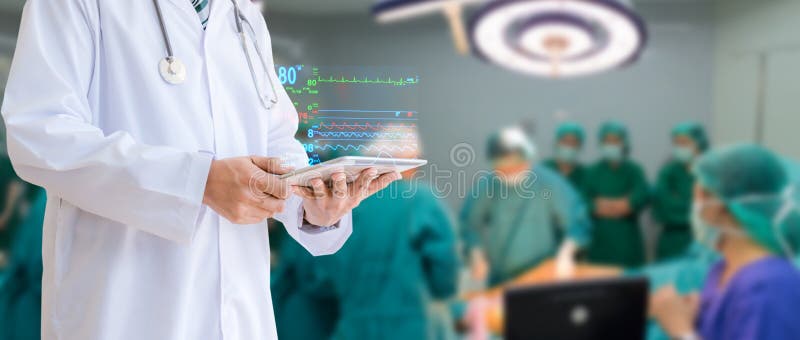 Tecnologia médica o médico segurava um comprimido para verificar o paciente