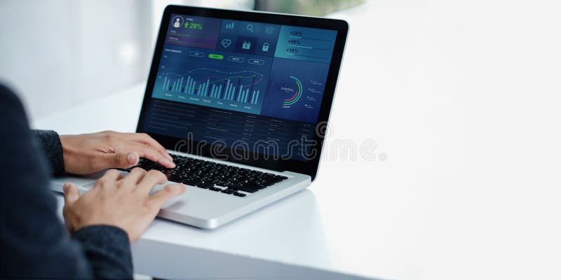 Tecnologia nel concetto di vendita di affari e di finanza I grafici ed i grafici mostrano sullo schermo del computer immagini stock libere da diritti Tecnologia nel concetto di vendita di affari e di finanza I grafici ed i grafici mostrano sullo schermo del computer immagini stock libere da diritti