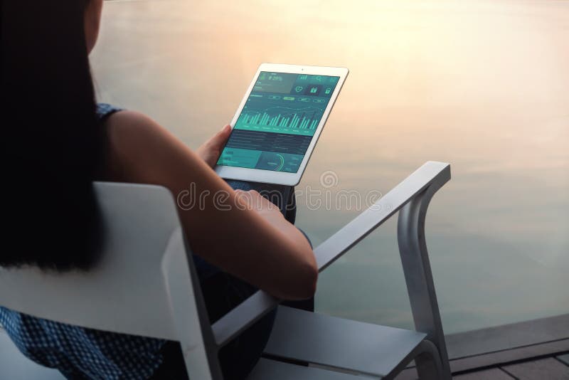 Tecnologia nel concetto di vendita di affari e di finanza I grafici ed i grafici mostrano sullo schermo del cuscinetto di tocco V fotografia stock libera da diritti Tecnologia nel concetto di vendita di affari e di finanza I grafici ed i grafici mostrano sullo schermo del cuscinetto di tocco V fotografia stock libera da diritti