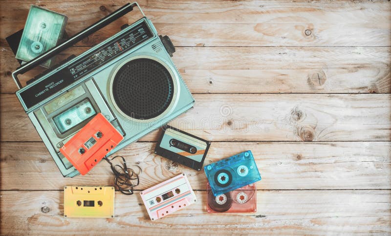 tecnologia retro da música de rádio do gravador de cassetes com a gaveta de fita retro na tabela de madeira