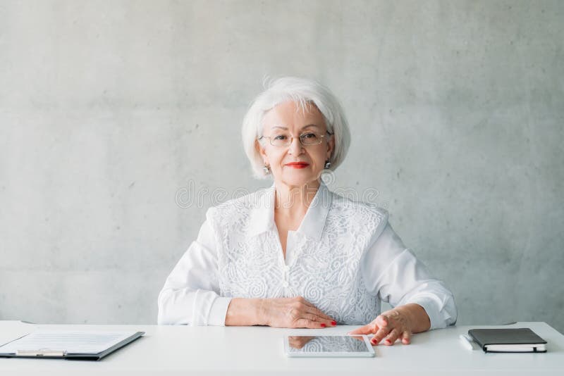 Tecnolog?a moderna de la mujer femenina acertada del l?der fotografía de archivo libre de regalías Tecnolog?a moderna de la mujer femenina acertada del l?der fotografía de archivo libre de regalías