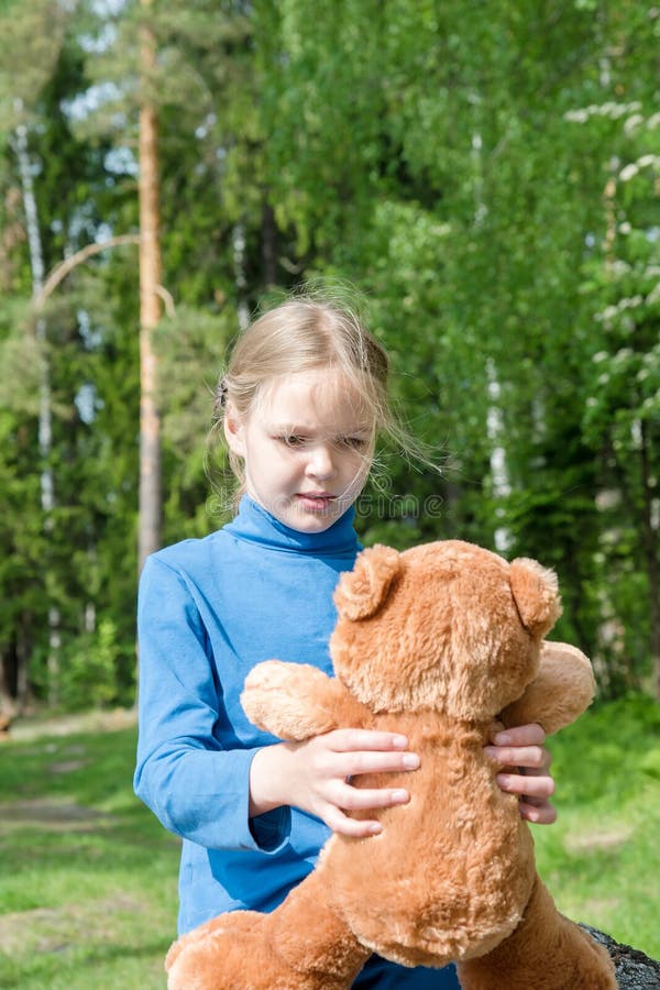 Teddy Bear is een pluizig stuk speelgoed voor weinig leuk meisje Beste Vrienden die en samenhouden om naar Picknick koesteren te royalty-vrije stock foto's Teddy Bear is een pluizig stuk speelgoed voor weinig leuk meisje Beste Vrienden die en samenhouden om naar Picknick koesteren te royalty-vrije stock foto's