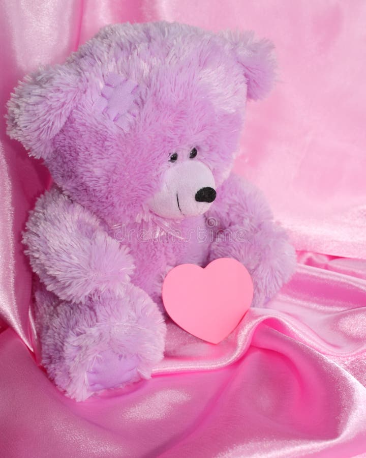 Teddy Bear en roze hart op purple - voorraadfoto's royalty-vrije stock foto Teddy Bear en roze hart op purple - voorraadfoto's royalty-vrije stock foto