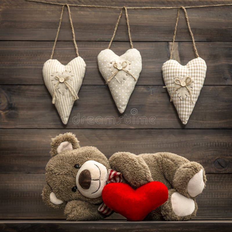 Teddy Bear med den röda hjärtakudden red steg arkivfoton Teddy Bear med den röda hjärtakudden red steg arkivfoton