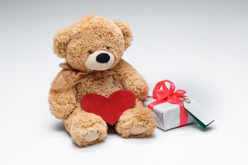 Teddy Bears-paar met rood hart Rood nam toe royalty-vrije stock fotografie Teddy Bears-paar met rood hart Rood nam toe royalty-vrije stock fotografie