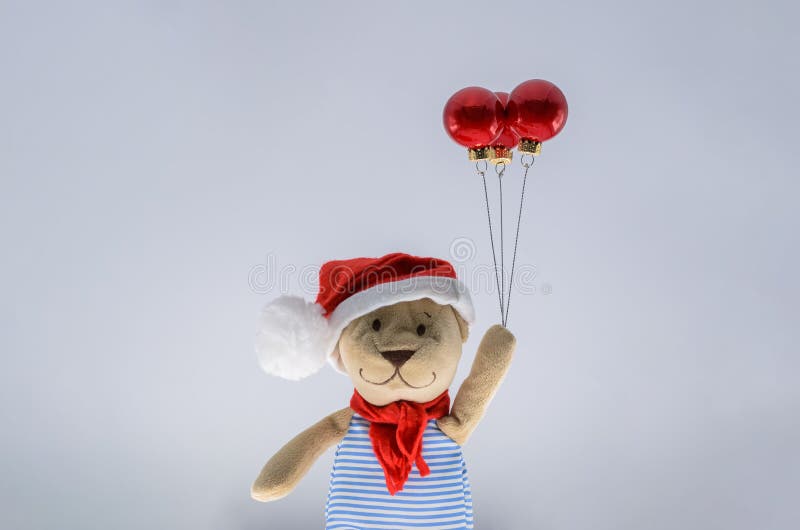 Teddy Bär santa Claus mit roten Baubles-Ornament als Ballon