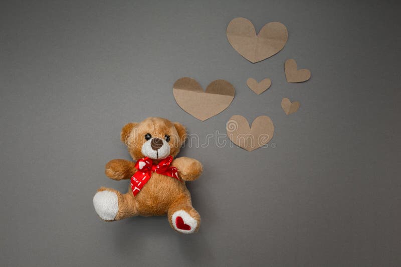 Teddybeer en document harten stock afbeelding Teddybeer en document harten stock afbeelding