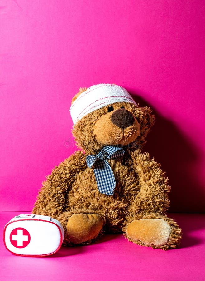 Teddybär mit Verband und erster Hilfe für Unglückkonzept stockbild Teddybär mit Verband und erster Hilfe für Unglückkonzept stockbild