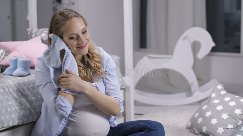 Teder Ogenblik Mamma wat betreft gezicht met baby onesie