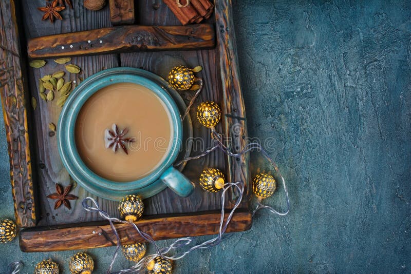 Traditioneller Indischer Getränk Masala Chai-Tee Mit Milch Und Mischung ...