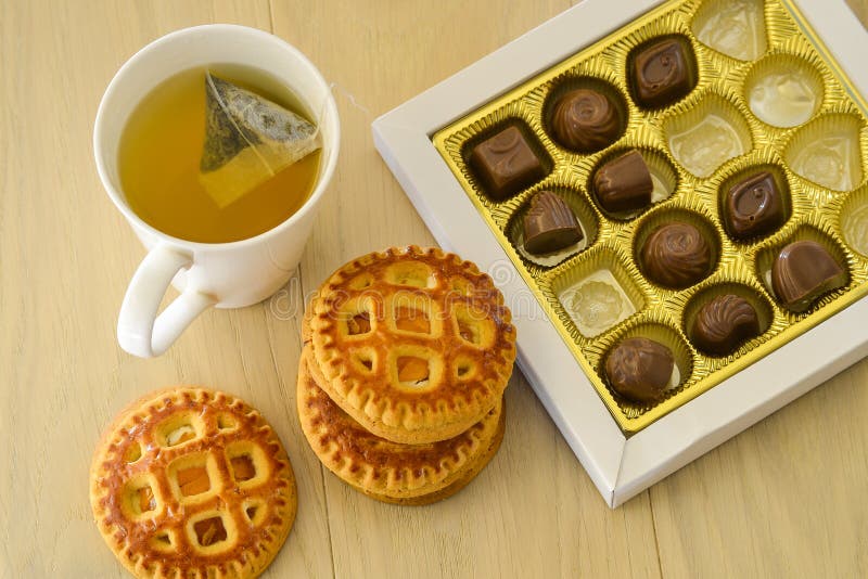 Tee mit Keksen und Schokoladenbonbons Ansicht von oben