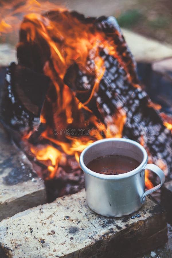 Tee Oder Kaffee Durch Das Lagerfeuer Stockbild - Bild von ...