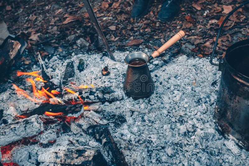 Tee Oder Kaffee Durch Das Lagerfeuer Stockbild - Bild von ...