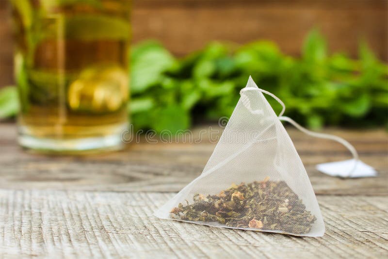 Teebeutel, Minze, Tasse Tee lizenzfreie stockfotos Teebeutel, Minze, Tasse Tee lizenzfreie stockfotos