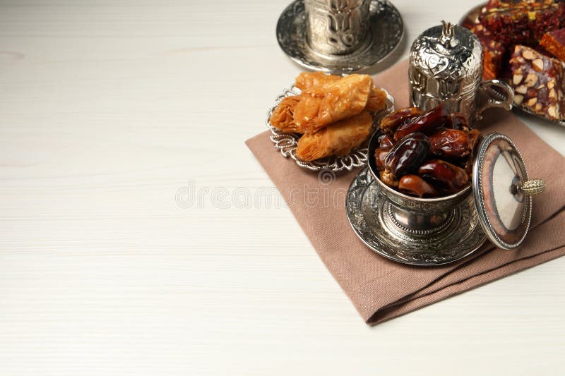 Teedateien, türkische Köstlichkeiten und Baklava-Dessert in Vintage Tee serviert auf weißen Holztisch Platz für Text lizenzfreies stockfoto