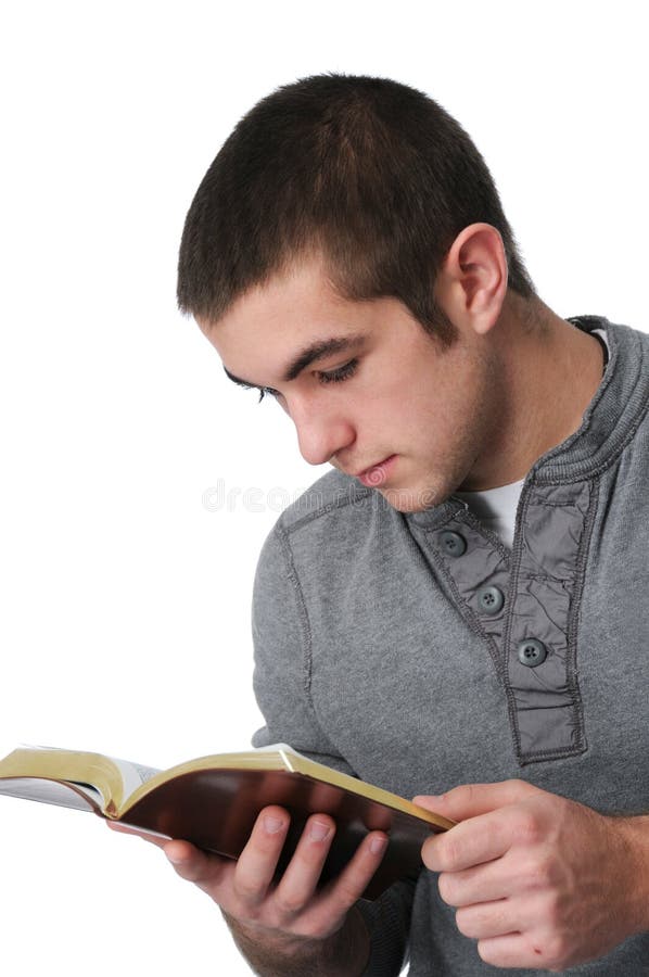 Dospívající chlapec četl bibli, izolovaných na bílém.