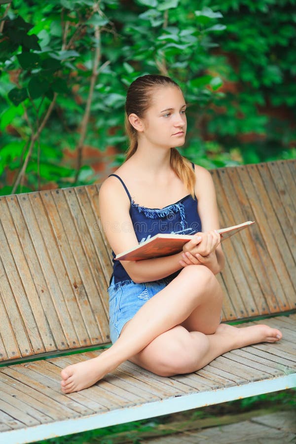 Teen girl reading a book and dreaming royalty free stock images Teen girl reading a book and dreaming royalty free stock images