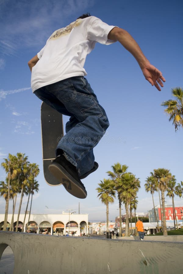 Teen skateboarding för pojkebanhoppning