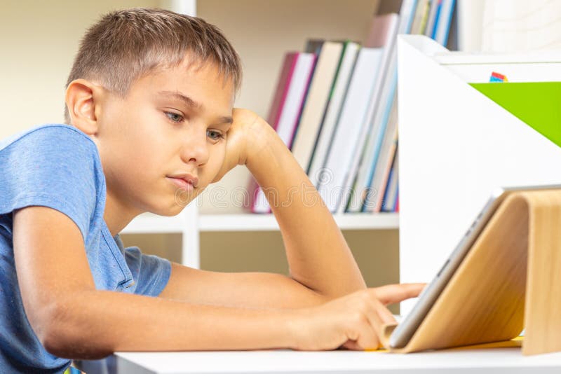 Teen boy distracting from online lesson and playing video games, scrolling  phone. Learning difficulties, online education, entertainment at home Stock  Photo - Alamy