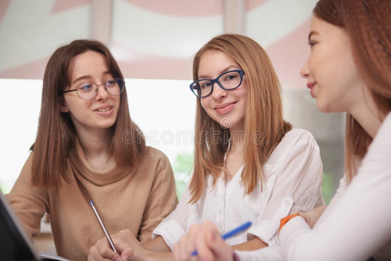 Teenage classmates studying together royalty free stock photography Teenage classmates studying together royalty free stock photography