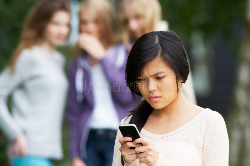 Decepcionado adolescente ser una víctima de acoso de acuerdo a un mensaje sobre el móvil teléfono.