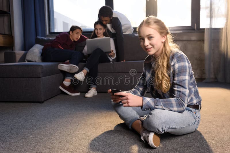 Сколько подростки сидят в телефоне. Подросток сидит. Девушка подросток сидит. Подросток сидит в телефоне. Две девушки со смартфонами.