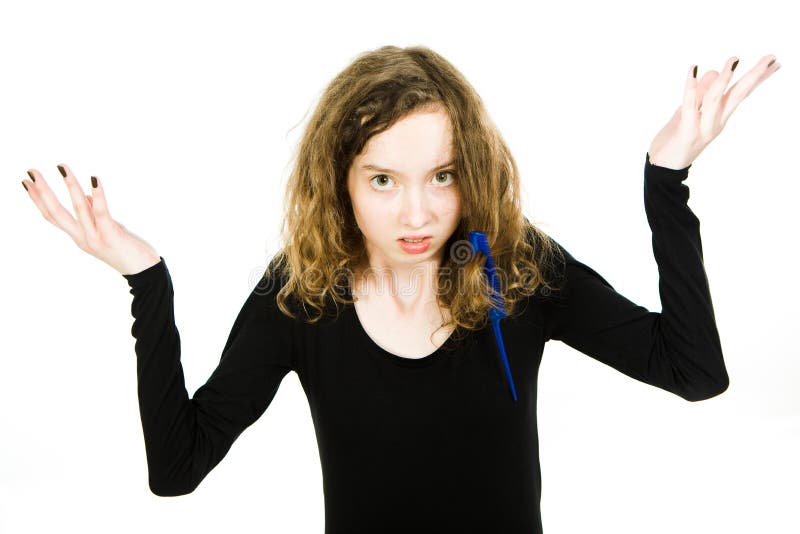 Teenaged blondes M?dchen mit dem Haar Haarbehandlungsproblem verwirrend - K?mmen des gelockten Haares lizenzfreie stockfotografie Teenaged blondes M?dchen mit dem Haar Haarbehandlungsproblem verwirrend - K?mmen des gelockten Haares lizenzfreie stockfotografie