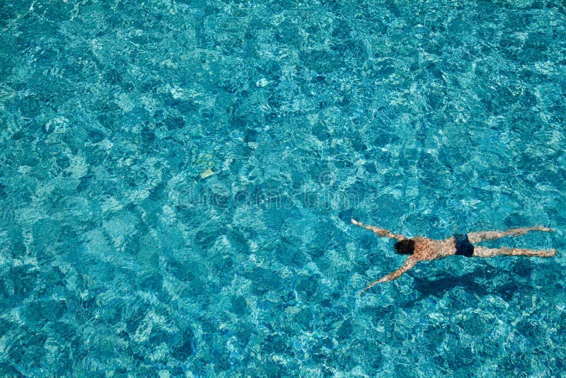 Teen boy swimming underwater in a pool outdoors royalty free stock photography Teen boy swimming underwater in a pool outdoors royalty free stock photography