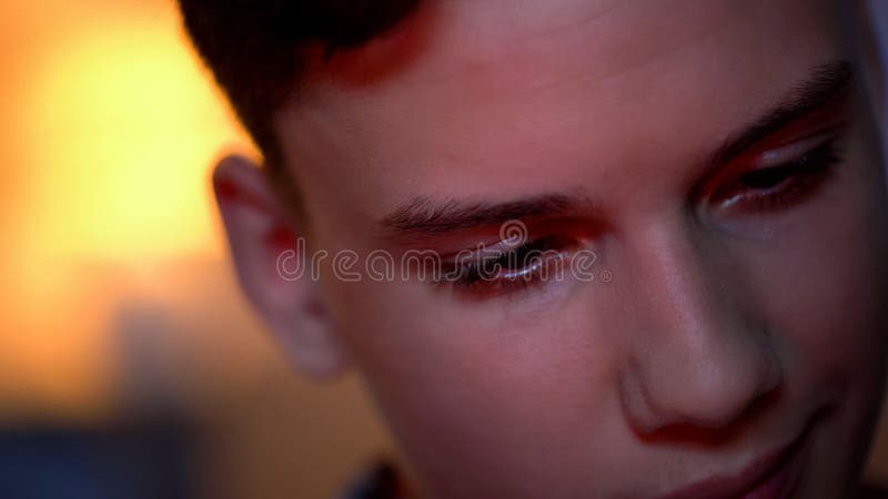 Teenager, der Computerspiele, sch?dlichen Einfluss auf Stimmungslage, Nahaufnahme spielt stockfotografie Teenager, der Computerspiele, sch?dlichen Einfluss auf Stimmungslage, Nahaufnahme spielt stockfotografie