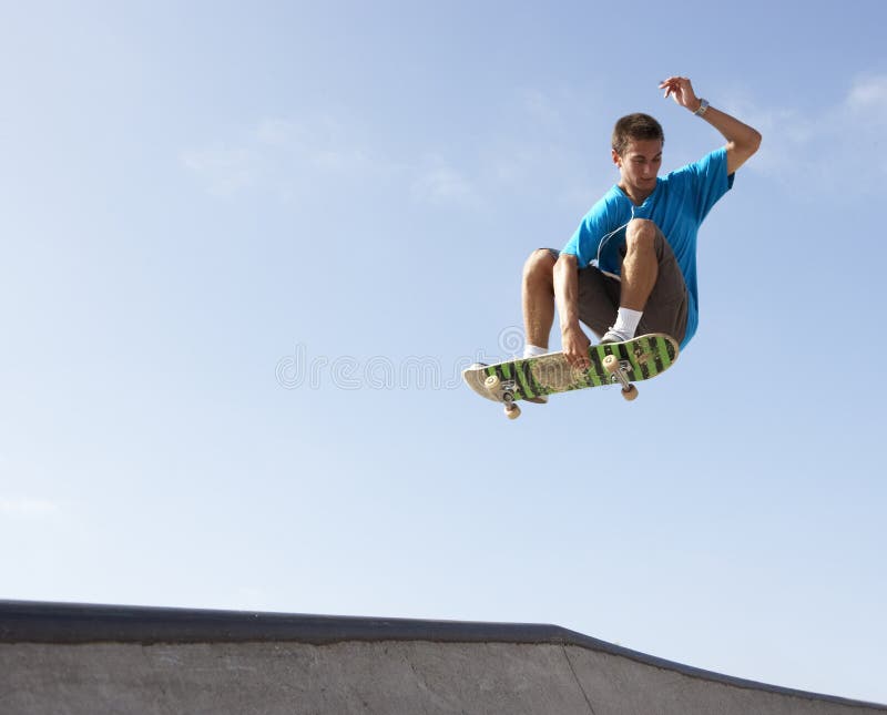 Teenager im Skateboard-Park