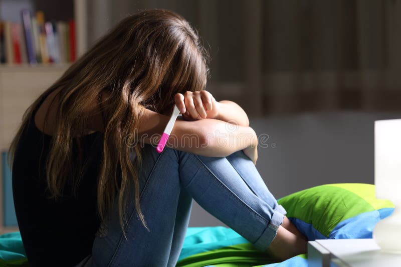 Teenager incinto triste dopo il test di gravidanza fotografie stock