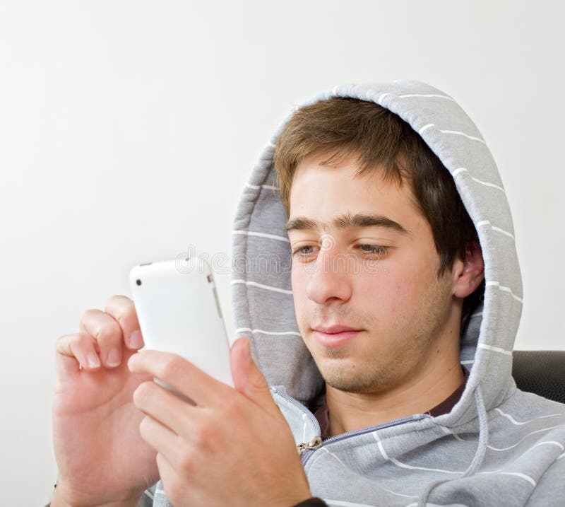 Teenager používať svoj mobilný telefón iphone.