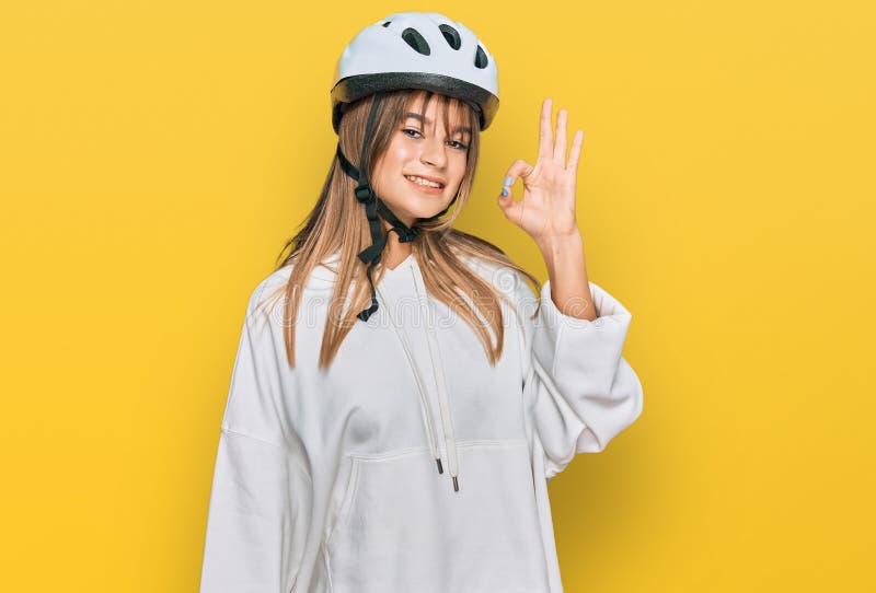 Teenager Kaukasischen Mädchen Tragen Fahrradhelm Lächelnd Positiv Tun Ok  Zeichen Mit Hand Und Finger Stockfoto - Bild von fahrt, glück: 219644272