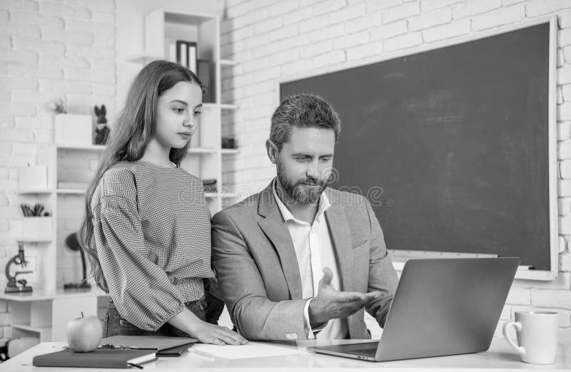 Teenager mit Lehrer im Klassenzimmer. Bildung lizenzfreies stockfoto
