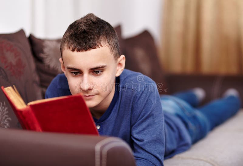 Teenager reading a book royalty free stock photos Teenager reading a book royalty free stock photos