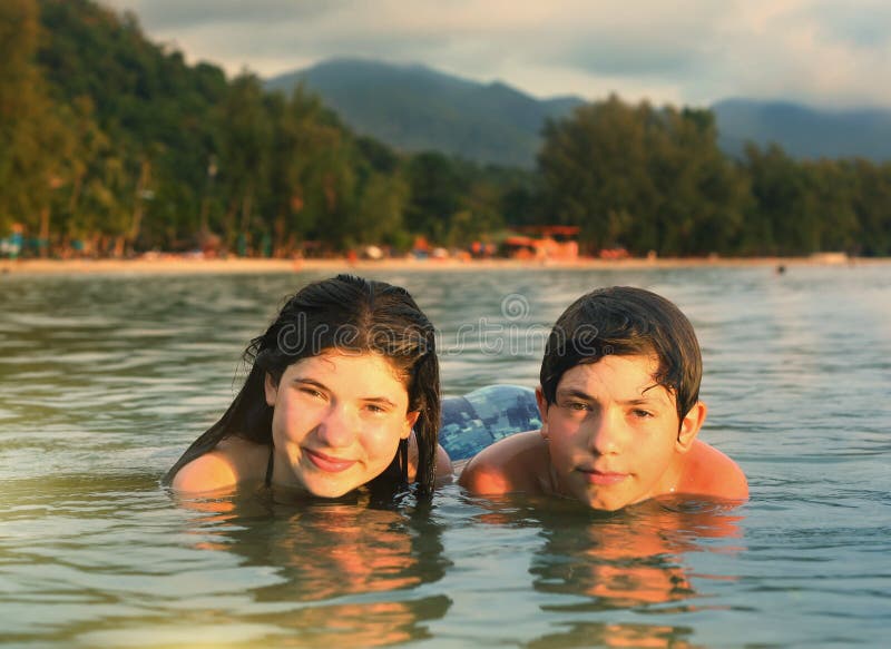 Натуристские брат и сестра. Нудисточки брат с сестрой. My sister swimming