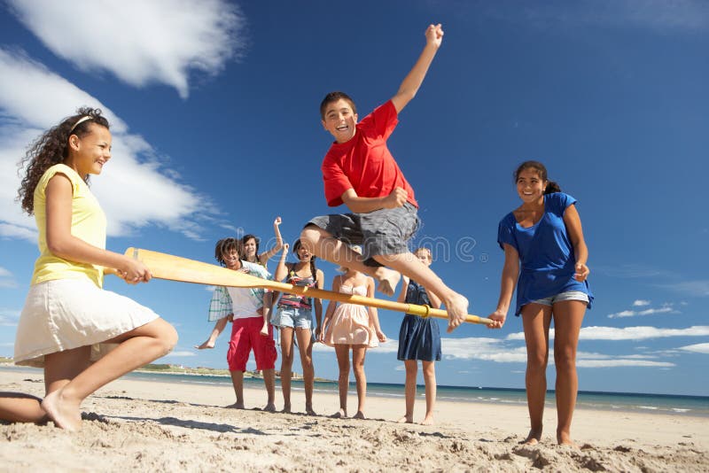 Adolescenti di avere divertimento al sole su una spiaggia.