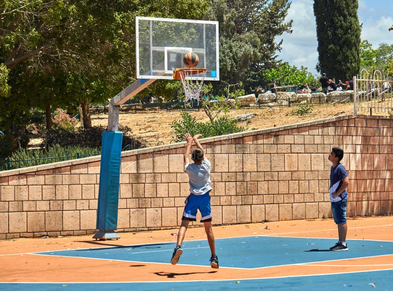 Teenagers playing basketball in a city park royalty free stock photography Teenagers playing basketball in a city park royalty free stock photography
