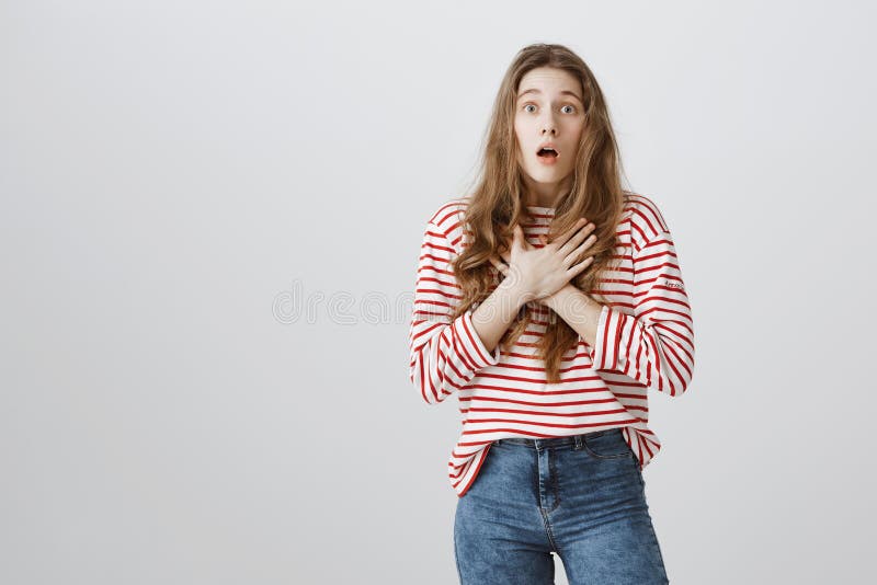 Teengaer che guarda scena strabiliante nel film Ritratto di discorso perdente stupito della ragazza, tenente le palme attraversat fotografia stock