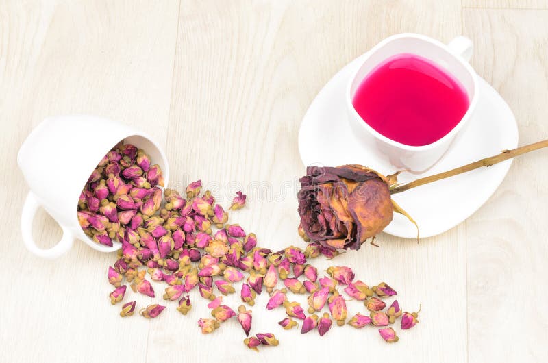 Teerosen zerstreut, heißer Tee und getrocknete rosafarbene Blume auf hölzernem Vorsprung stockfotos Teerosen zerstreut, heißer Tee und getrocknete rosafarbene Blume auf hölzernem Vorsprung stockfotos