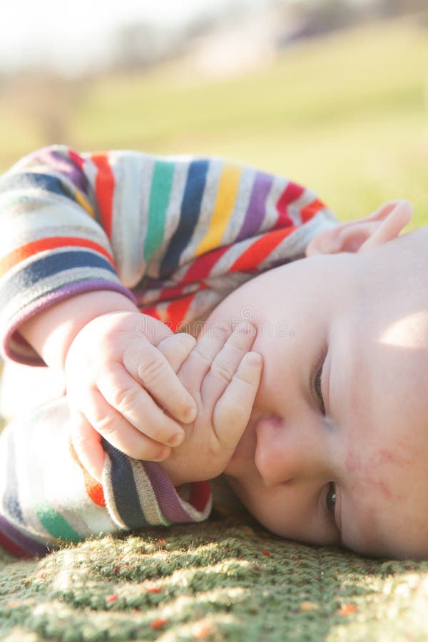 Teething: Μάσημα μωρών σε ετοιμότητα στοκ φωτογραφία