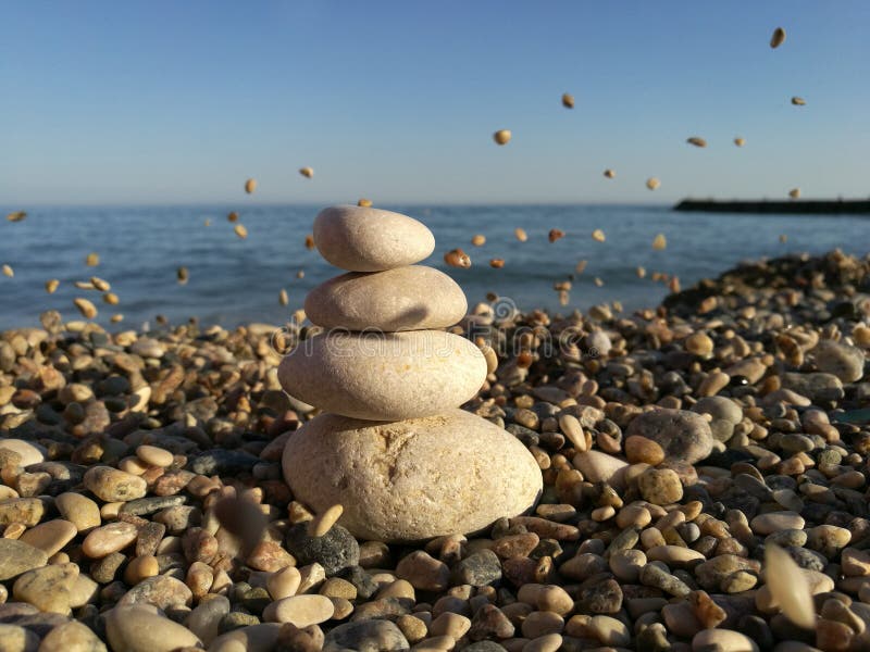 Tegen de achtergrond van de overzeese piramide van stenen stock foto's