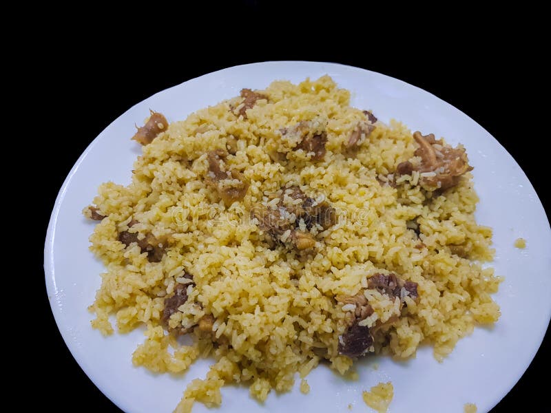 Tehari - 用芥末油制成的南亚牛肉比里亚尼,背景为黑色。孟加拉国的一道著名菜肴 库存图片