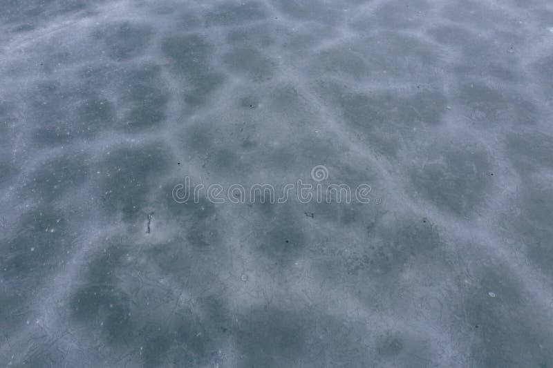 Teich auf Eiswintersee oder -teich des Eiseises gebrochenem. Teich auf Eiswintersee- oder -teichluftschüssen des Eiseises Wirbelsäulen