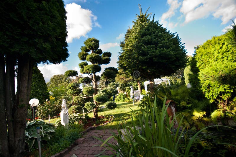 Bank Mit Der überwucherten Überdachung Im Landschaftlich Gestalteten