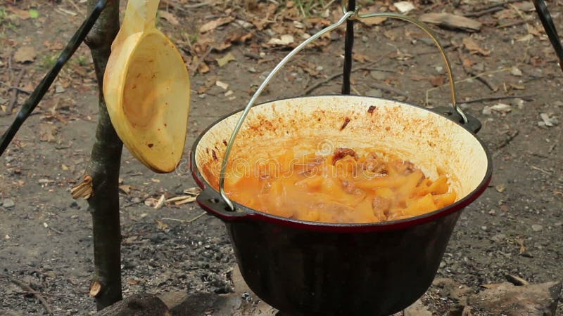 Teiera e tazza bianca con l'etichetta bianca