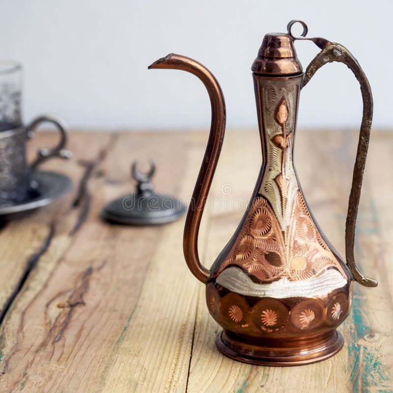 Teiera Turca Con La Decorazione Araba Con La Tazza Ed Il Piatto Del Metallo  Immagine Stock - Immagine di arte, vecchio: 96791799